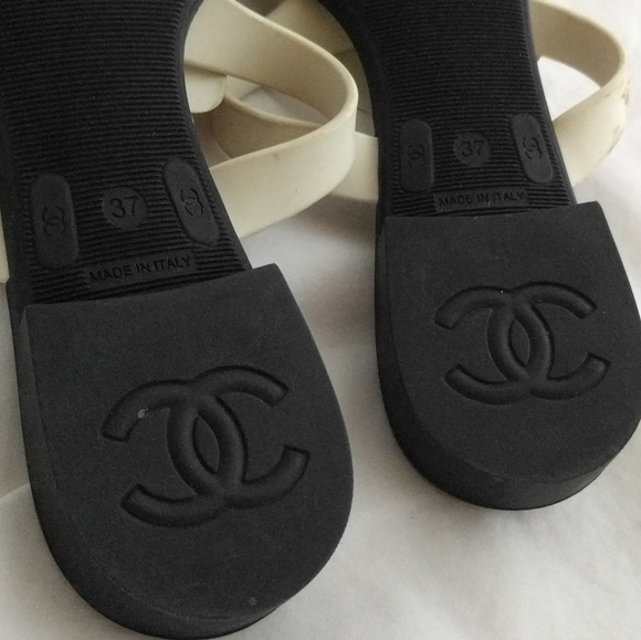 CHANEL Cream Floral Sandals - Picture 4 of 11